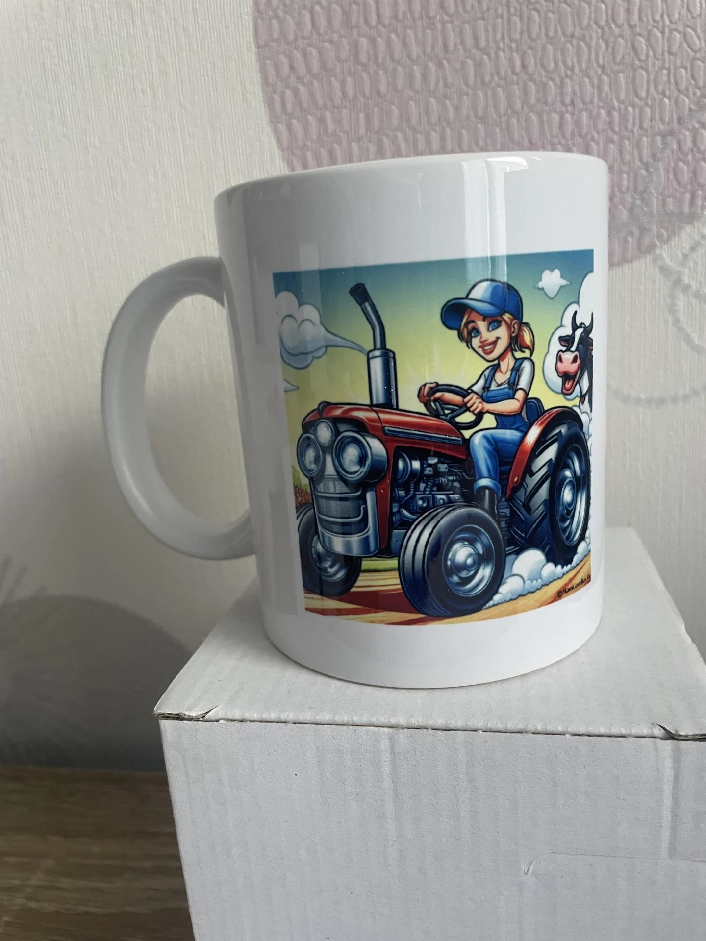 femme blonde agricultrice et vache