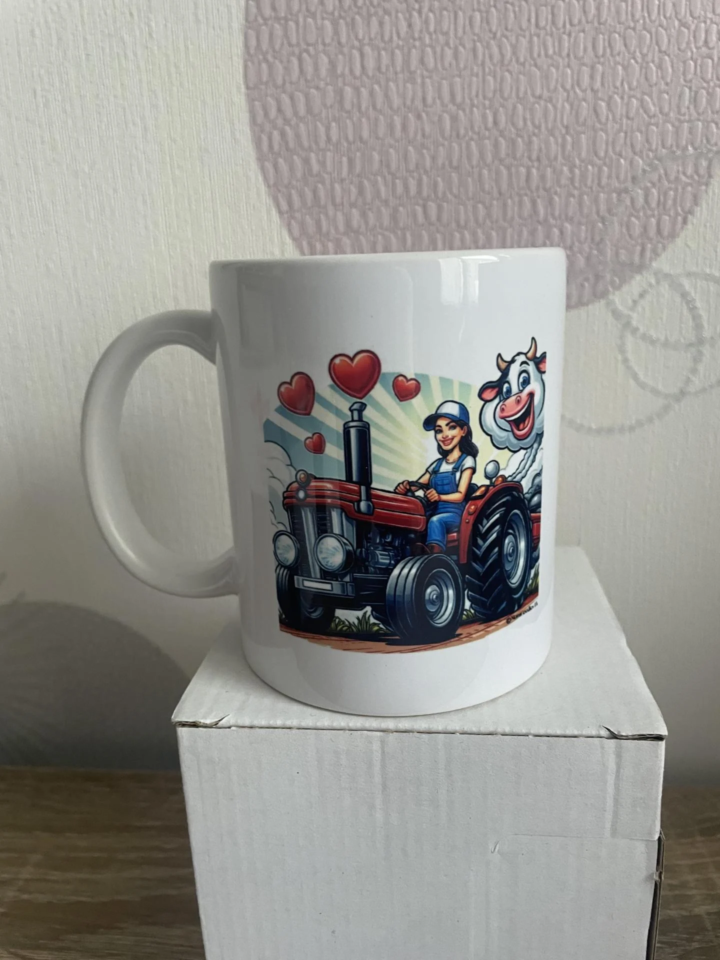 femme brune agricultrice et vache