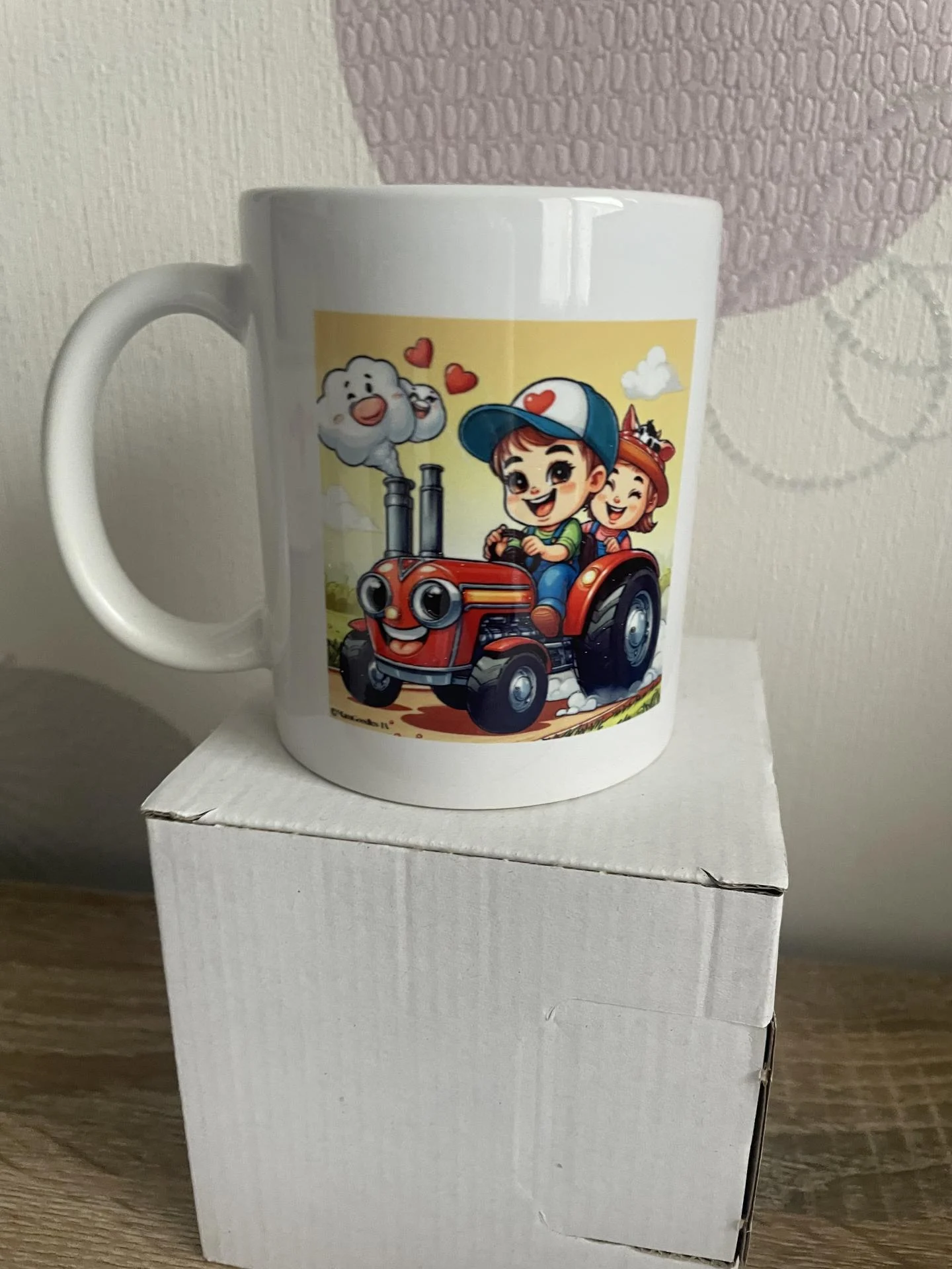 enfants sur tracteur rouge