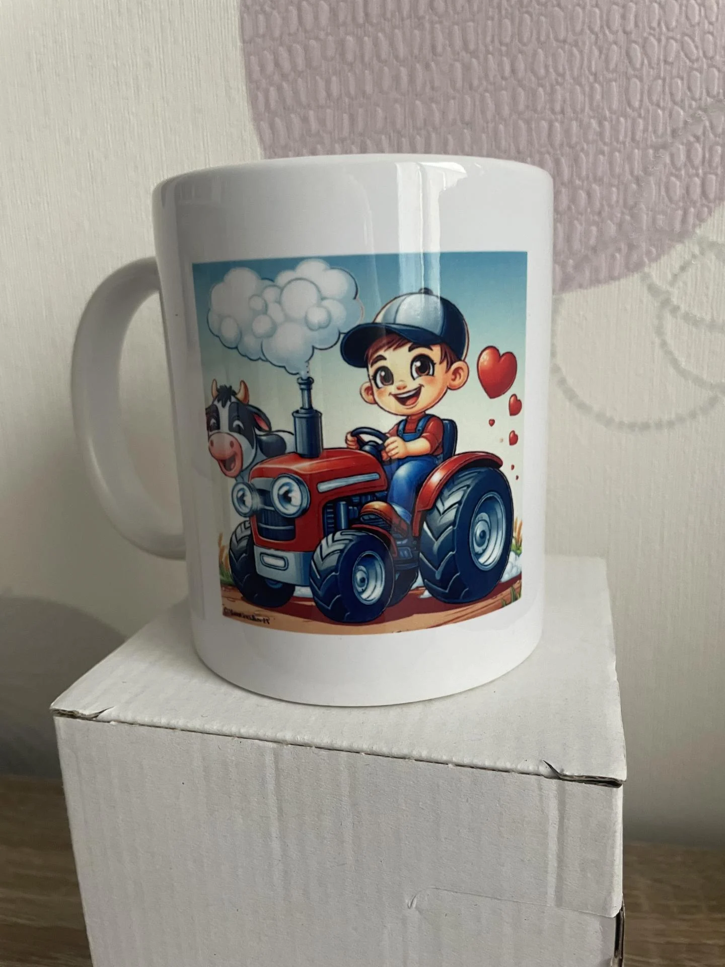 tasse garçon sur tracteur et vache