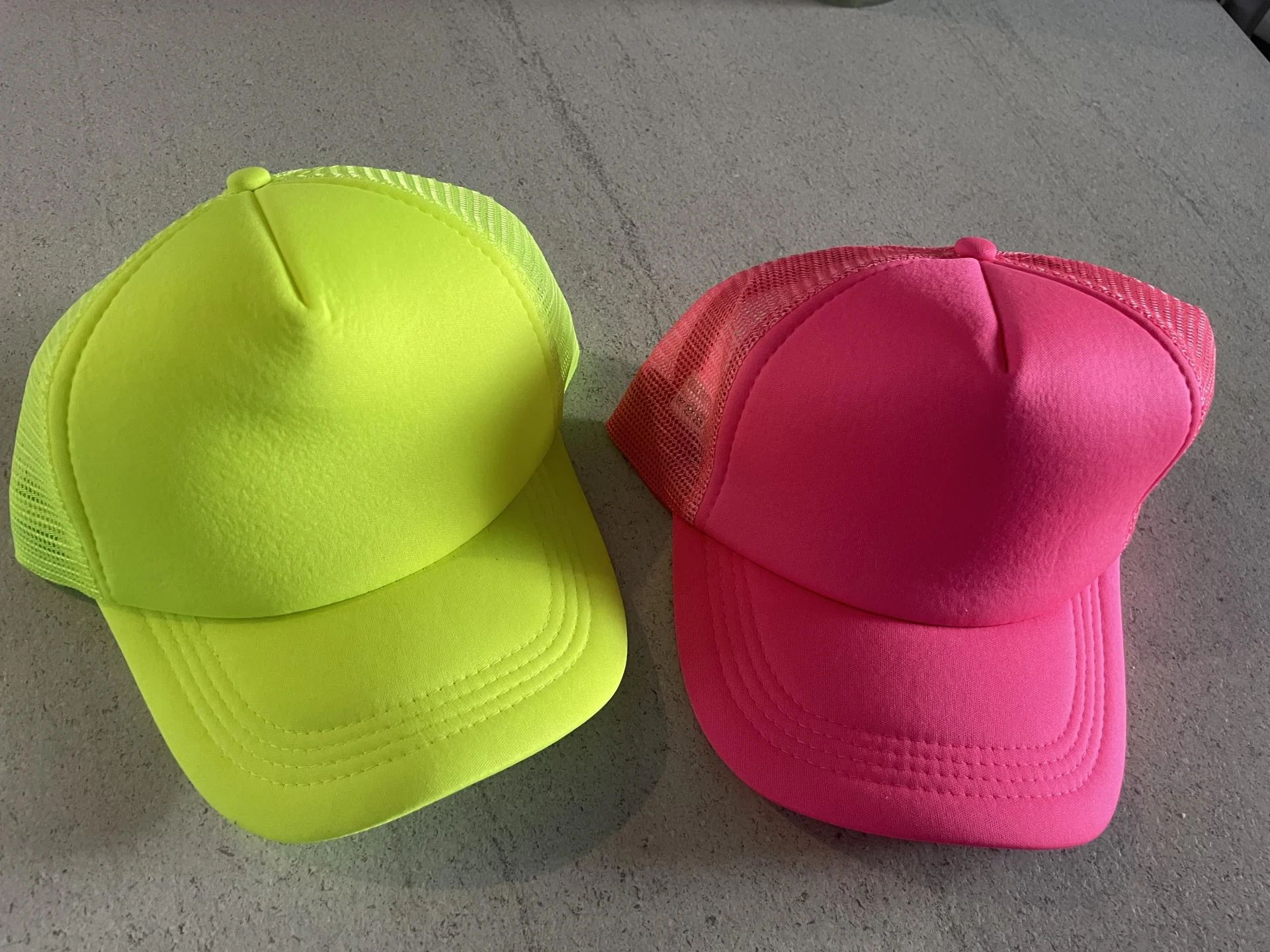 lot casquettes fluo
