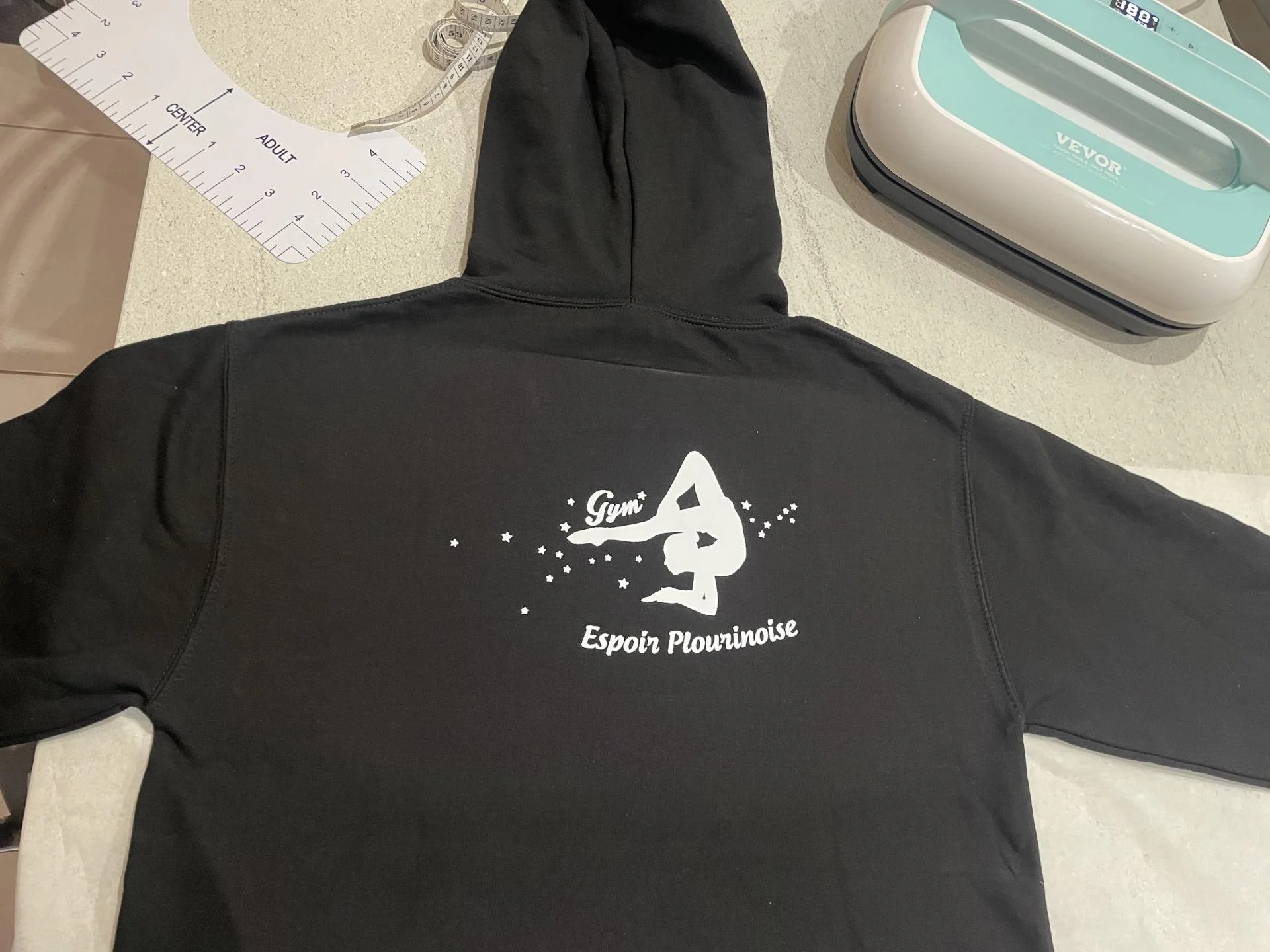 Logo blanc gym sur sweat noir